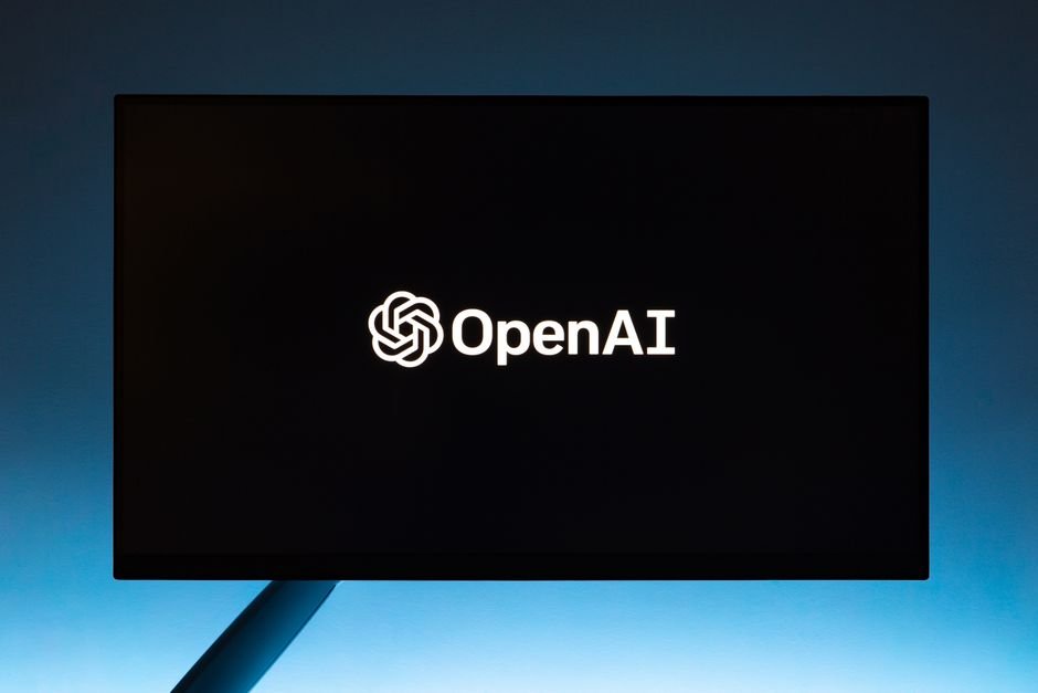 Une interface stylisée affichant des éléments de logiciel de présentation IA illustrant la fusion de Gamma et Lica.
