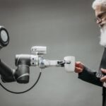 Deux entrepreneurs discutant, symbolisant l'innovation des agents IA dans le développement commercial.