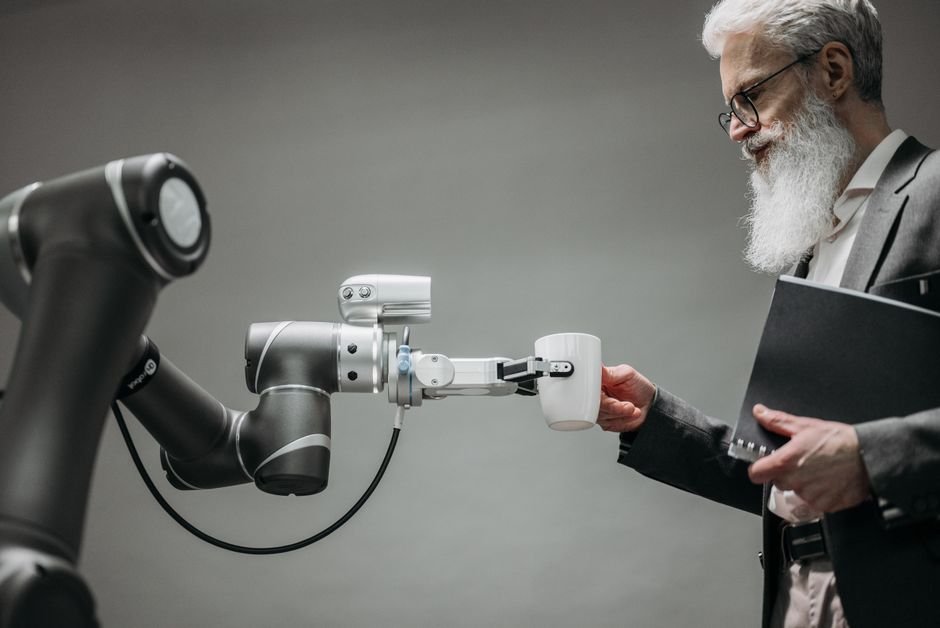 Deux entrepreneurs discutant, symbolisant l'innovation des agents IA dans le développement commercial.