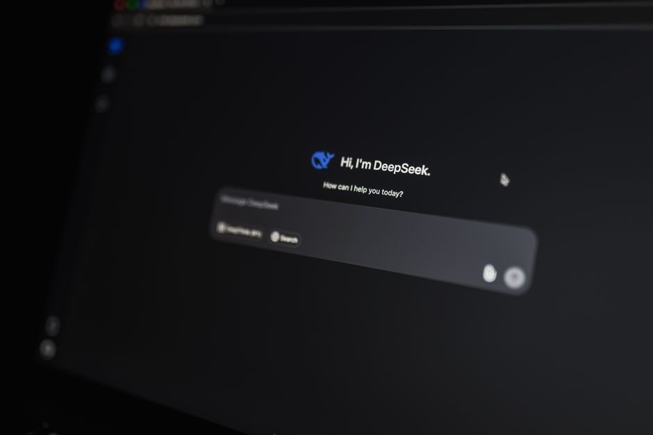 Interface du Mode IA de Google affichant les options de suivi des vols et de réservation d'hôtels.