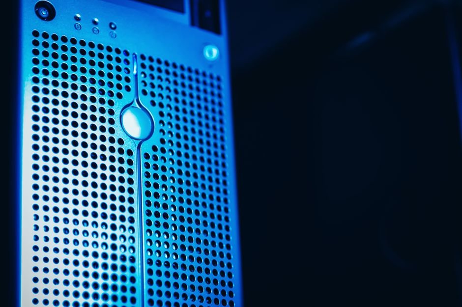 Illustration de composants de datacenter Nvidia et d'unités de calcul spécialisées orchestrant des flux de données IA.