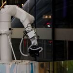 Des engins Caterpillar sur un site de construction, symbolisant l'intégration de l'intelligence artificielle dans les opérations industrielles.