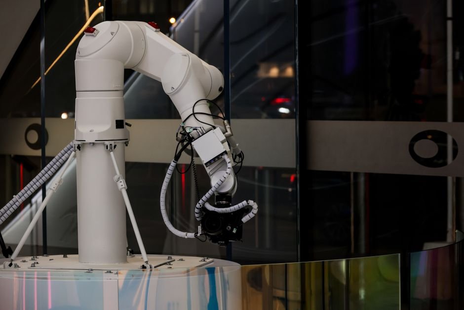 Des engins Caterpillar sur un site de construction, symbolisant l'intégration de l'intelligence artificielle dans les opérations industrielles.