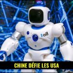Usine futuriste assemblant des robots humanoïdes, symbolisant la production de masse en Chine.