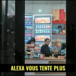 Une personne utilisant un assistant vocal Alexa, avec des icônes de shopping et d'intelligence artificielle en arrière-plan.