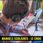 Un étudiant utilise une tablette pour faire défiler un contenu éducatif interactif ressemblant à un flux de médias sociaux, avec des éléments visuels et textuels dynamiques.