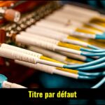 Illustration de symboles de droits d'auteur et d'intelligence artificielle entrelacés avec des documents juridiques