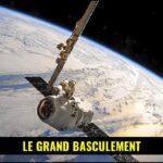 Un satellite moderne en orbite autour de la Terre avec des panneaux solaires déployés