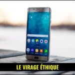 Deux jeunes femmes fondatrices souriantes présentant leur application mobile