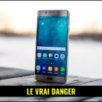 Un adolescent interagissant avec un écran de smartphone affichant une interface de discussion.